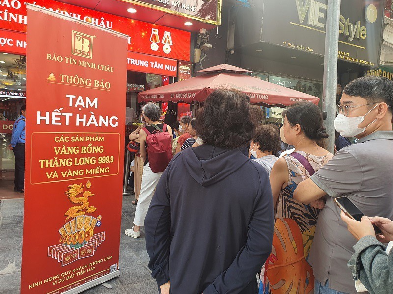 thong-bao-het-hang-nhung-van-nhieu-nguoi-cho-1760691359.jpg