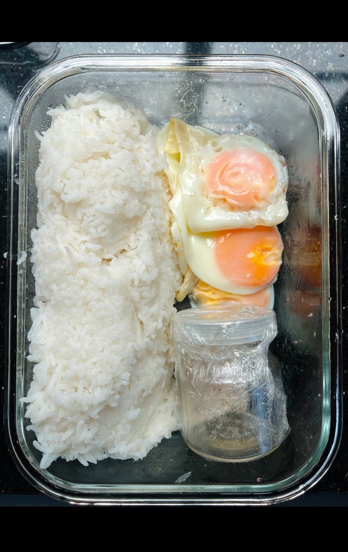 vua-ca-koi-thang-ngo-nau-an-bua-trua-4-1761279168.jpg
