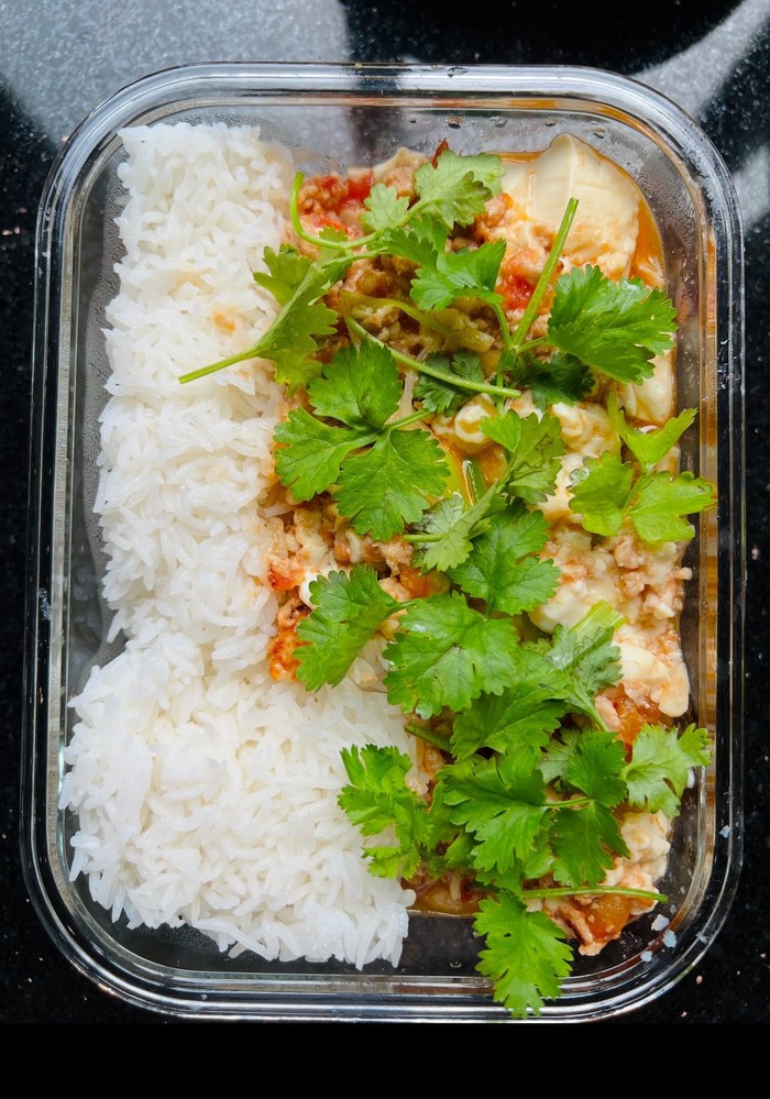 vua-ca-koi-thang-ngo-nau-an-bua-trua-7-1761279168.jpg