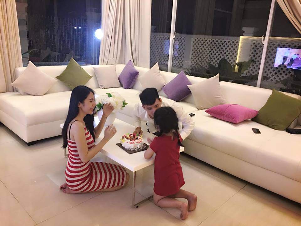 Thủy Tiên tổ chức sinh nhật cho chồng đơn giản nhưng ấm áp tại phòng khách gia đình.