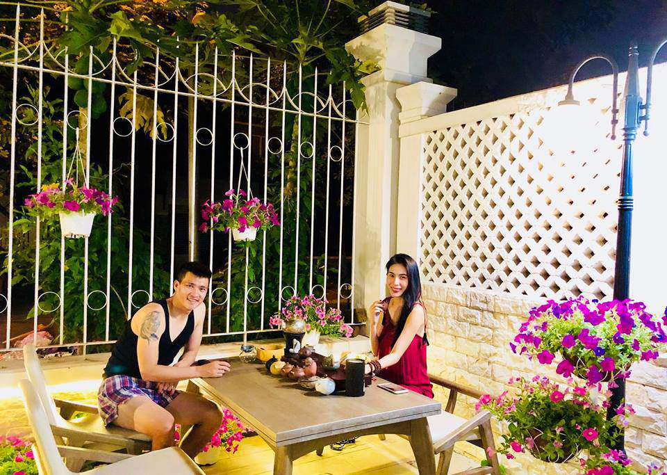 Hình ảnh hai vợ chồng cùng ngồi thư giãn, uống trà trong một góc sân nhà đầy hoa từng được Thủy Tiên chia sẻ gần đây khiến nhiều người vô cùng ngưỡng mộ.