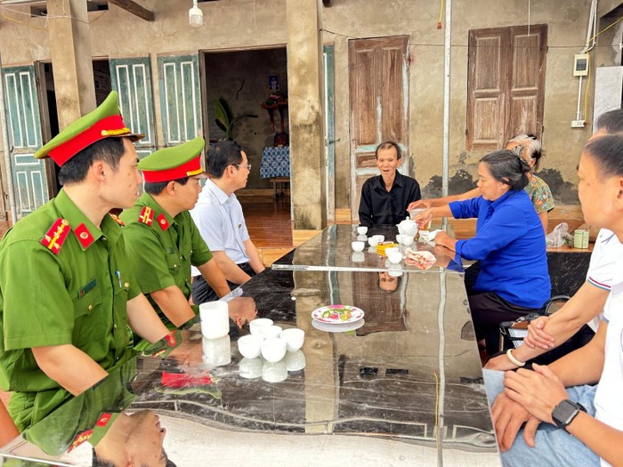 Lực lượng chức năng thăm hỏi, động viên người thân anh Doanh. Ảnh: Công an nhân dân