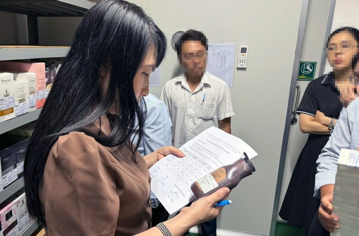 Đoàn kiểm tra Sở Y tế Đồng Nai kiểm tra Công ty cổ phần nhà máy y tế EBC Đồng Nai - Ảnh: Tuổi Trẻ Online