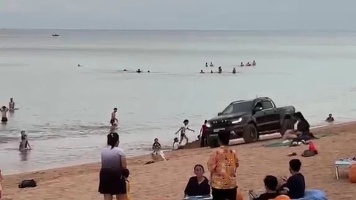 Hình ảnh bị can Cường lái xe bán tải trên bãi biển được người dân quay lại. Ảnh cắt từ clip