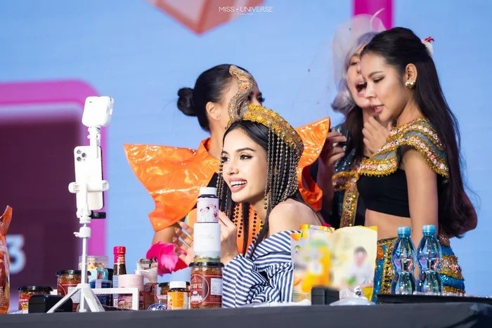 Trước đó, Miss Universe Thailand 2025 gây tranh cãi khi thí sinh phải livestream bán hàng. Năm nay, ông Nawat là chủ tịch của cuộc thi này. (Ảnh MUT)