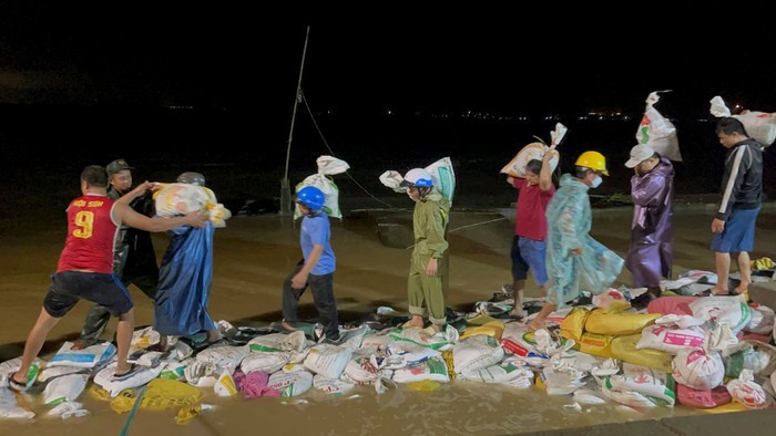 Thức trắng đêm gia cố kè bến cá An Lương, xã Duy Nghĩa, Đà Nẵng. Ảnh: Tuyết Mai/Báo Đà Nẵng