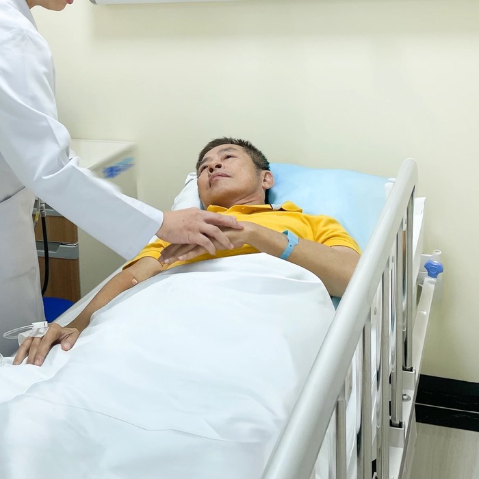 Nghệ sĩ Tấn Beo được điều trị tại một bệnh viện ở TP.HCM