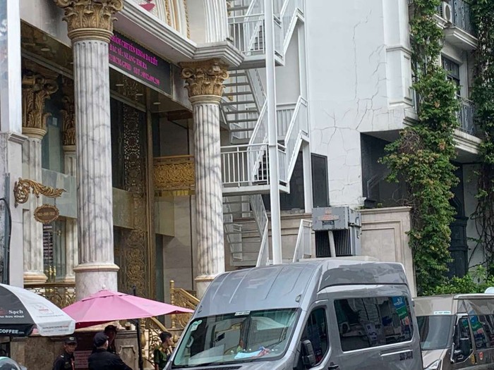 Khoảng 9h ngày 13/11, công an vẫn đang có mặt ở trước tòa nhà thẩm mỹ viện Mailisa trên đường Huỳnh Văn Bánh. Ảnh: Thái Bảo/báo Lao Động