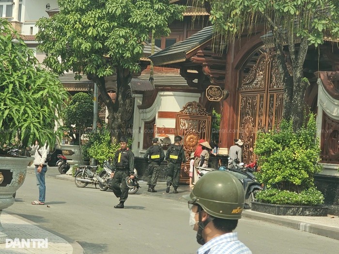 Gần 100 cảnh sát được huy động có mặt bên trong và ngoài biệt phủ của bà chủ thẩm mỹ viện Mailisa. Ảnh: báo Dân Trí