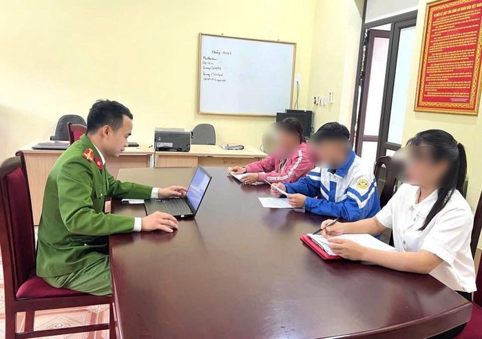 Quá trình tống đạt quyết định được thực hiện dưới sự chứng kiến của mẹ bị can - người đại diện hợp pháp. Ảnh: Bộ Công an