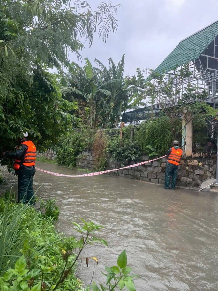 Lực lượng chức năng nhanh chóng, khẩn trương có mặt tại các khu dân cư để kịp thời hỗ trợ bà con, đảm bảo an toàn. Ảnh: Ban CHQS Phường Bắc Cam Ranh