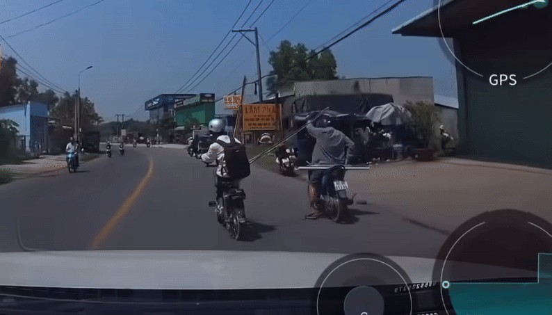 Nam sinh bị ngã ra đường vì sự bất cẩn, thiếu ý thức của người đàn ông đi xe máy để chở sắt cồng kềnh. Ảnh cắt từ clip/Nguồn: Hóng Đường Phố