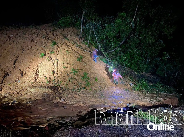 Trước đó, khuya 16/11, trên đoạn km45 tuyến quốc lộ 27C (đèo Khánh Lê, thôn Bố Lang, xã Nam Khánh Vĩnh, tỉnh Khánh Hòa), khối đất đá sạt lở đã rơi trúng xe khách 40 chỗ 59H-53xxx đang lưu thông hướng Đà Lạt - Nha Trang. Vụ tai nạn khiến 6 người tử vong và 19 người bị thương. Ảnh: báo Khánh Hoà