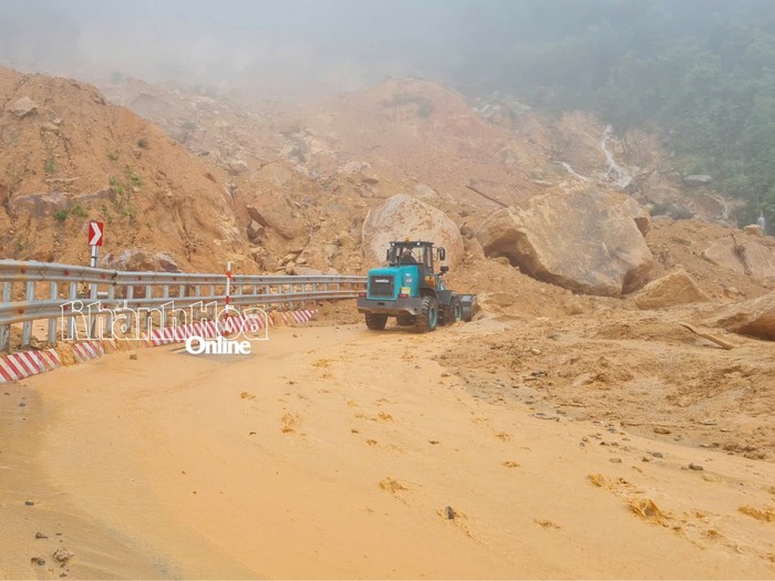 Hiện trường vụ sạt lở đèo Khánh Lê (tỉnh Khánh Hòa) khiến 6 người tử vong. Ảnh: Khánh Hoà