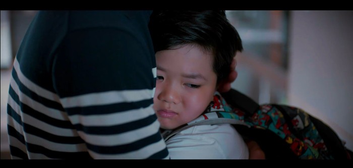 Người tổn thương nhất sau tất cả chắc hẳn chính là Minh - cậu bé bất ngờ mất đi một gia đình trọn vẹn (Ảnh: NSX). 