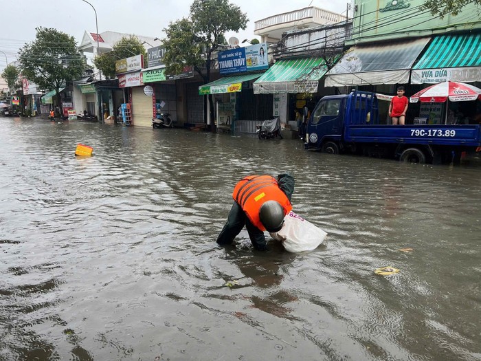 Do mưa lớn kéo dài, các tuyến đường giao thông trên địa bàn nhiều xã bị ngập cục bộ, một số nhà dân và các phương tiện bị ngập sâu. Ảnh: Ban CHQS Phường Bắc Cam Ranh