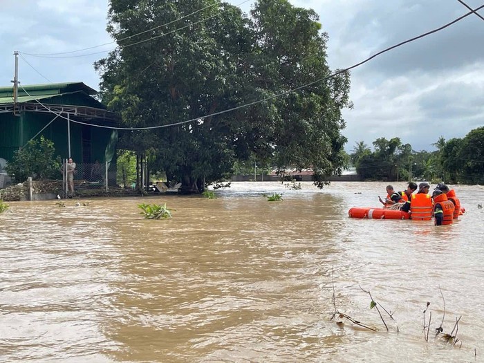 Về tình hình thiệt hại, đến sáng ngày 17/11 ghi nhận có 5 người chết, 2 người mất tích, 1 người bị thương. Ảnh: Page 79 Khánh Hoà