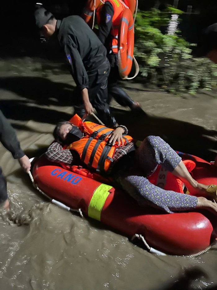 Lực lượng chức năng hỗ trợ đưa người già đến nơi an toàn. Ảnh: Page 79 Khánh Hoà