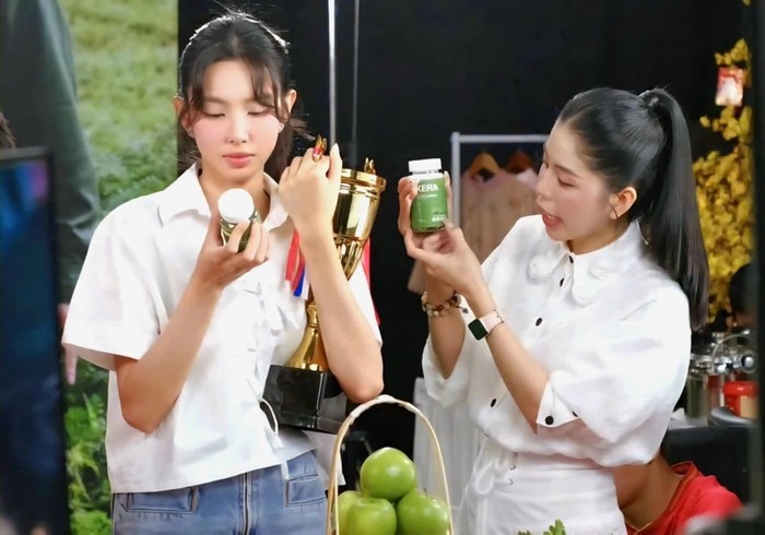 Thuỳ Tiên và Hằng Du Mục trong một lần quảng cáo kẹo Kera.