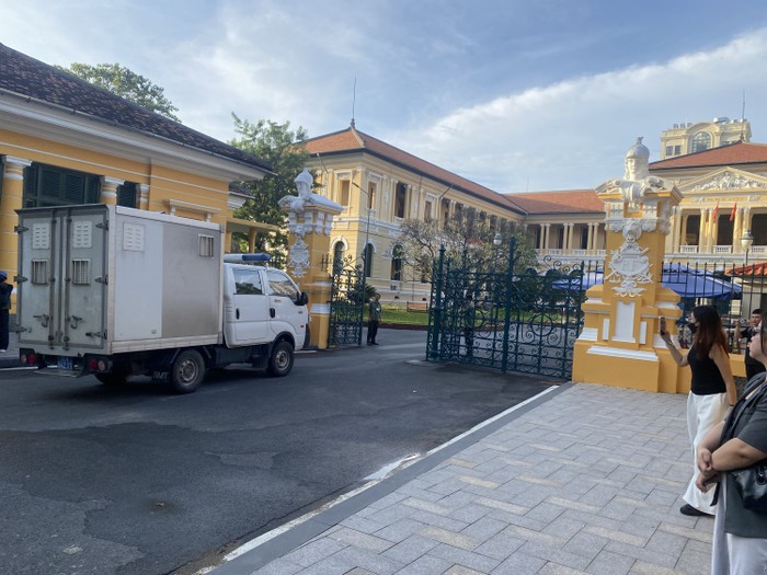 Xe chuyên dụng đưa các bị cáo đến toà.