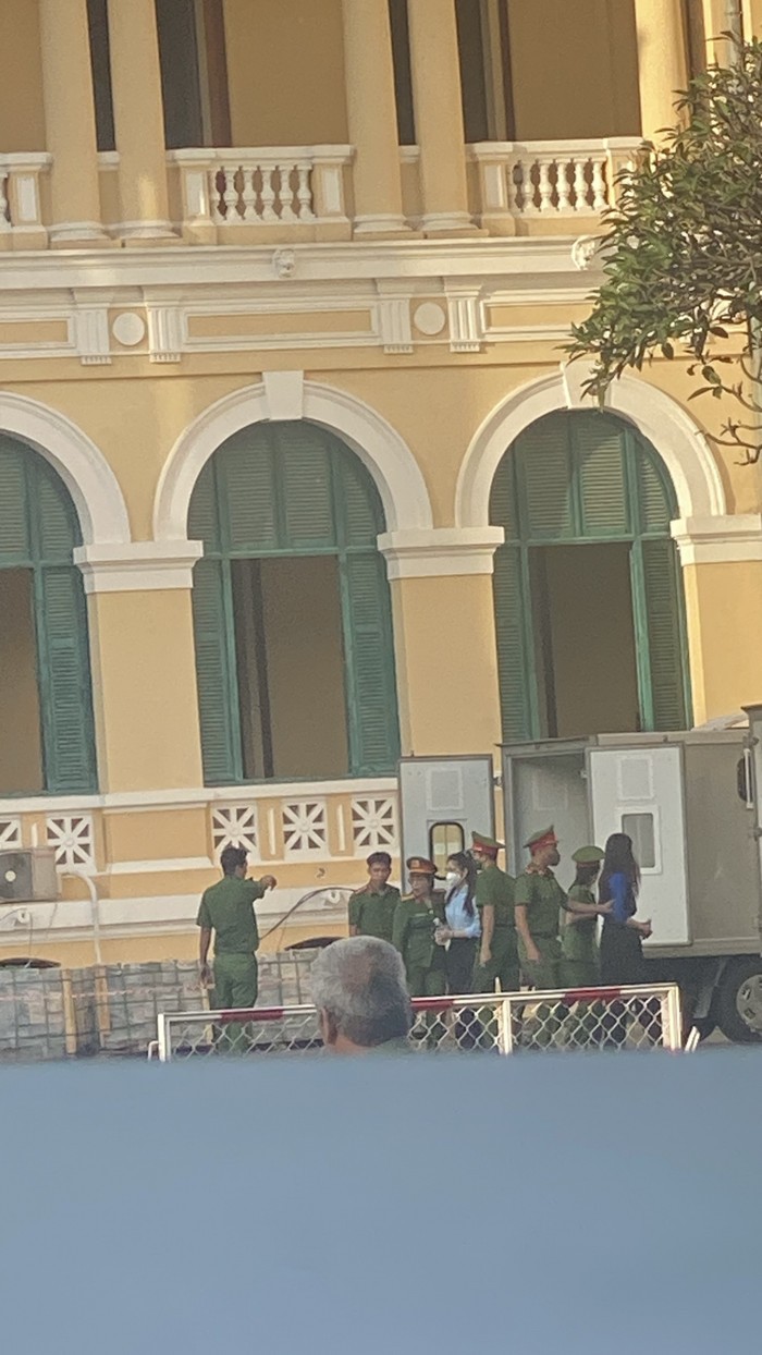 Các bị cáo được đưa vào phiên toà.