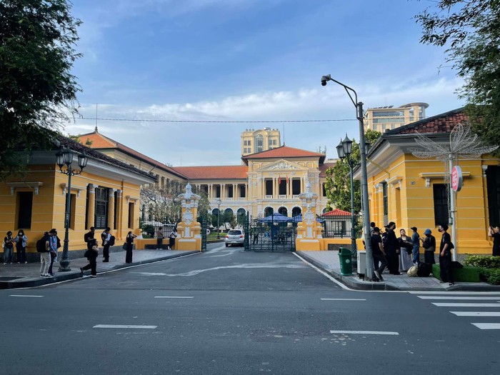 Hình ảnh bên ngoài phiên toà.