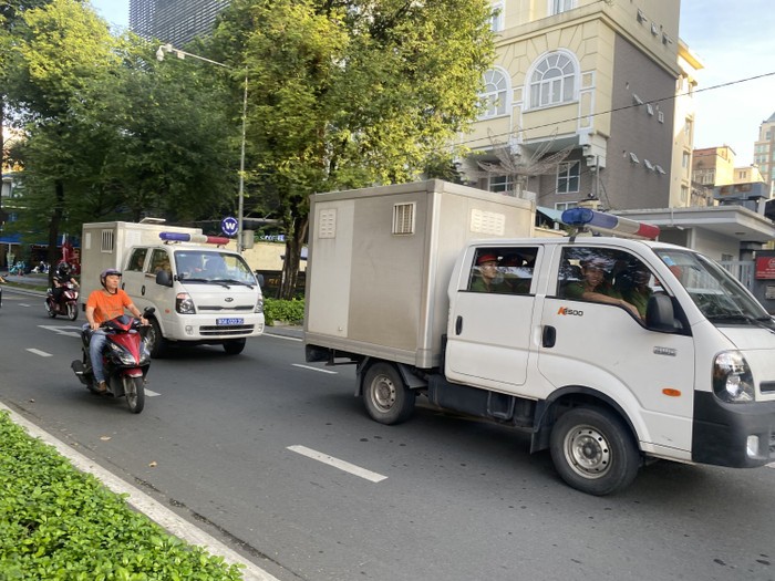 Những hình ảnh đầu tiên ở phiên tòa xét xử Thùy Tiên, Quang Linh Vlogs, Hằng Du Mục Ảnh 3