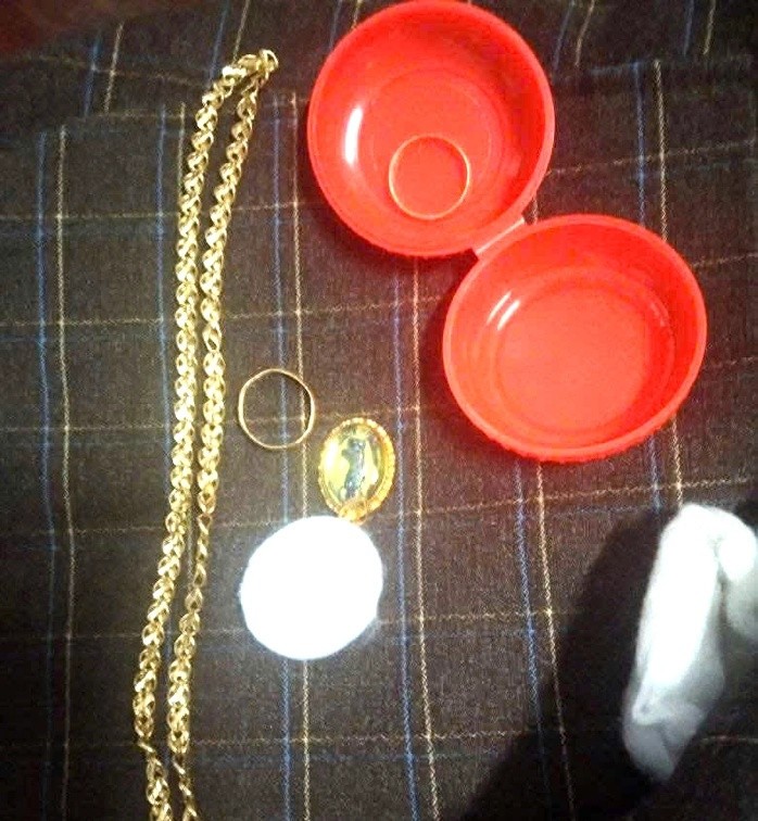 Số vàng bị bỏ quên trong quần áo cũ gửi quyên góp bà con vùng lũ.