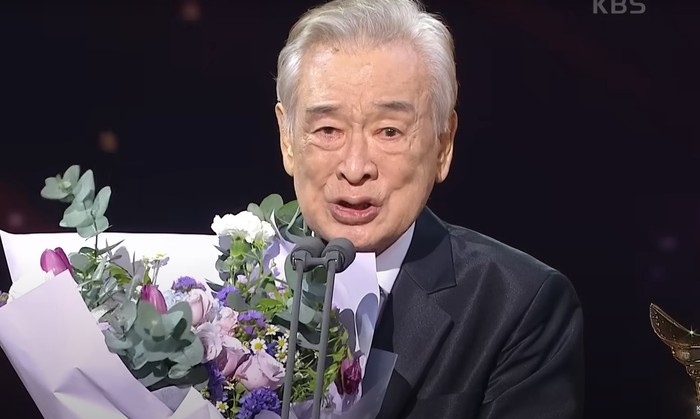 Lee Soon Jae khi nhận giải Daesang tại Lễ trao giải KBS Drama Awards 2024.