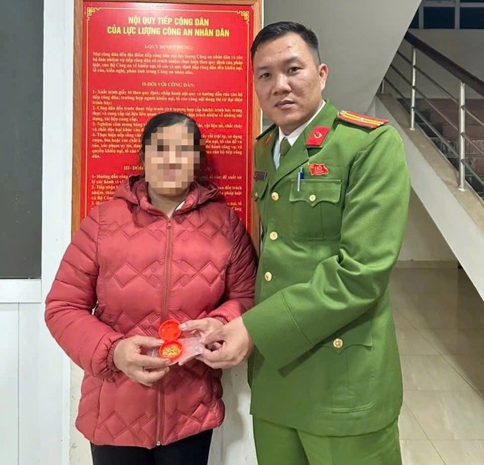 Lực lượng chức năng trao trả lại số vàng cho người dân bỏ quên trong quần áo cũ đưa đi quyên góp bà con vùng lũ.