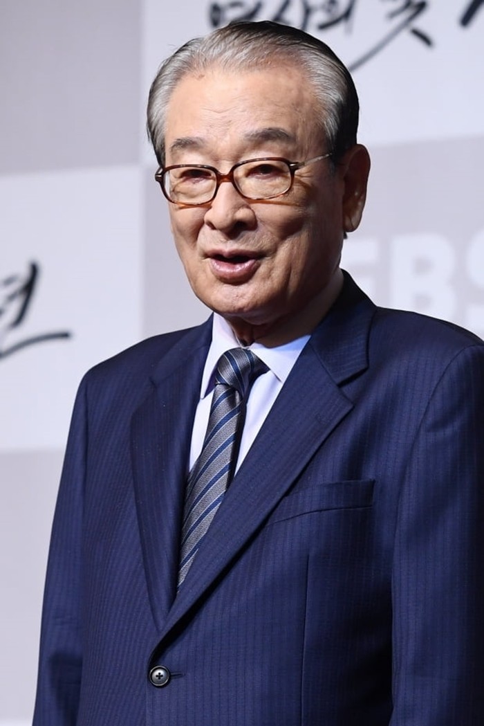 Nam diễn viên nổi tiếng với vai diễn 'ông nội quốc dân' trong Gia Đình Là Số 1 Lee Soon Jae đã qua đời rạng sáng 25/11. 