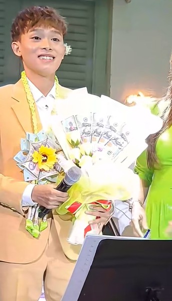 Sướng như Hồ Văn Cường: Đi hát chưa kịp nhận cát-sê đã mỏi tay nhận tiền, vàng fan tặng Ảnh 3