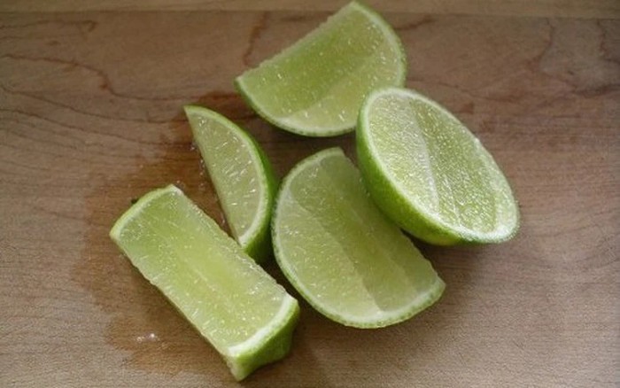 Tuyệt đối không áp dụng các mẹo chữa trị như vắt chanh, trích lễ máu... dành cho người có dấu hiệu đột quỵ, bất tỉnh. Cần phải gọi cấp cứu, đưa đến cơ sở y tế ngay lập tức. (Ảnh minh họa từ Internet)