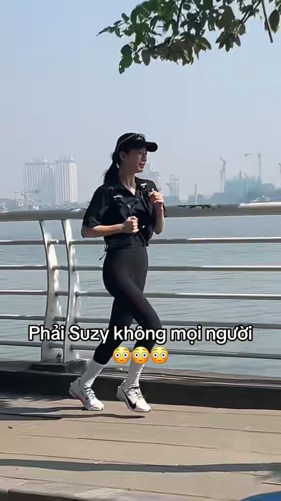 Nữ diễn viên Suzy mặc đồ đen, gần như để mặt mộc khi chạy bộ trên hồ Tây. Ảnh chụp màn hình