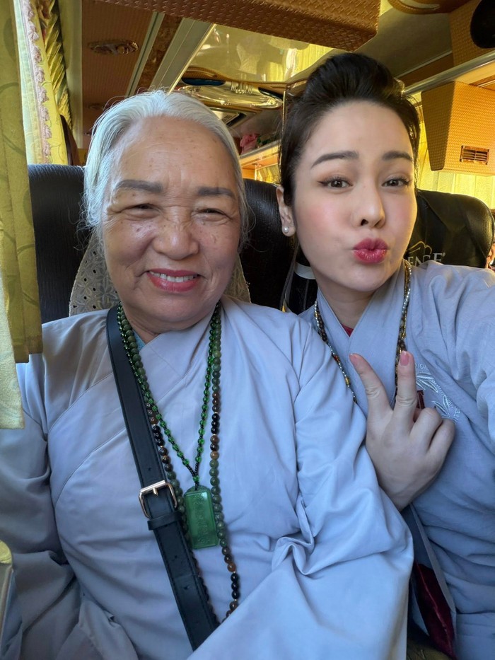 Hình ảnh mới nhất của Nhật Kim Anh bên mẹ ruột. Ảnh: FBNV