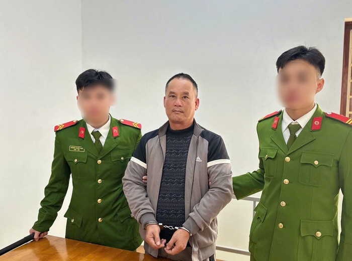 Đối tượng Đoàn Văn Sáng (áo xám) tại Cơ quan Công an. Ảnh: Bộ Công an