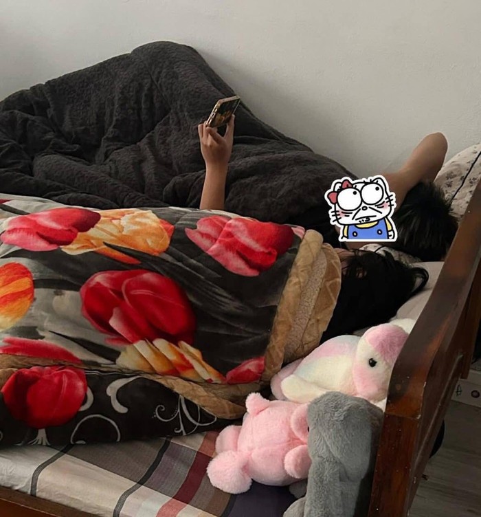 Cô gái vừa về phòng liền tá hoả khi thấy bạn trai của bạn cùng phòng đắp chăn của mình. Nguồn: Bảo Trâm