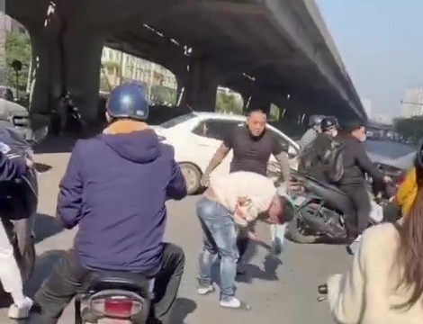 Hình ảnh sự việc được người đi đường quay lại. Ảnh: Công an TP Hà Nội