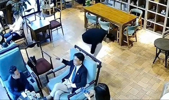 Camera an ninh ở quán cà phê ghi lại khoảnh khắc 'tổng tài' chỉ đạo đánh nhân viên quán cà phê.