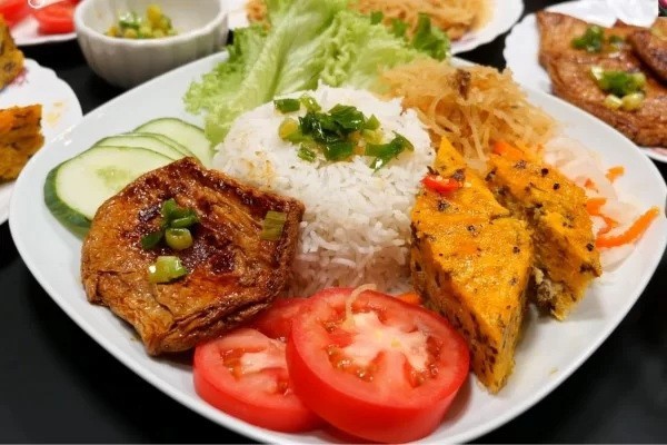 Khi được nạp đủ năng lượng ngay từ đầu ngày, cơ thể hoạt động bền bỉ hơn, giảm cảm giác mệt mỏi giữa buổi. (Ảnh minh họa từ Internet)