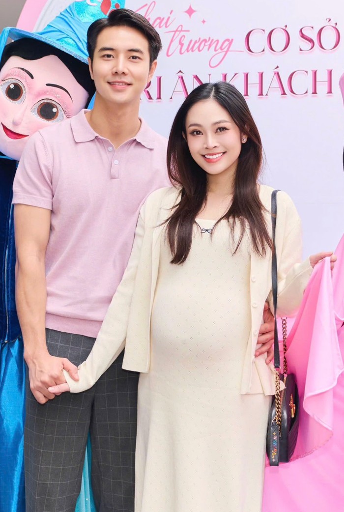 Đức Hiếu chủ động nắm chặt tay Thuỳ Linh mỗi khi xuất hiện ở chốn đông người. Ảnh: FBNV