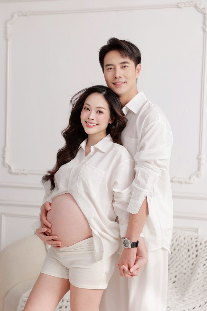 Vợ chồng nữ MC Thuỳ Linh hạnh phúc nắm tay nhau khi chụp hình. Ảnh: FBNV