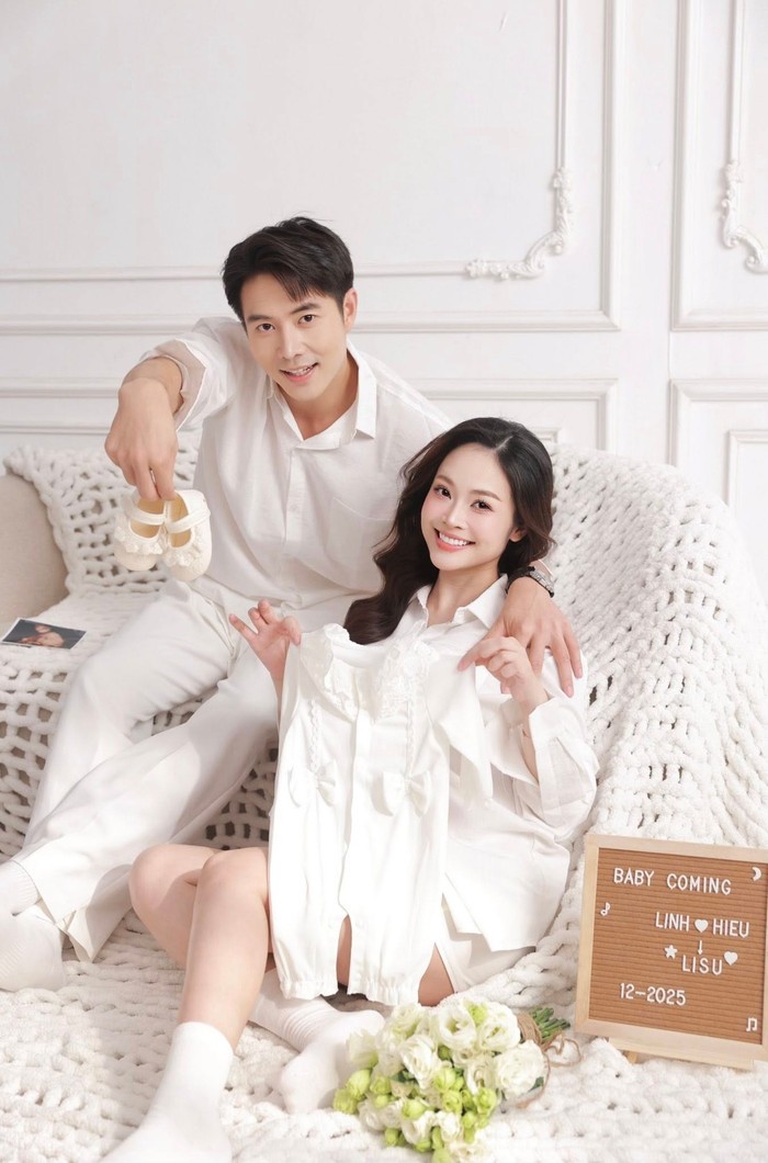 Nữ MC và chồng cười tươi rói khi cùng ghi lại những khoảnh khắc đáng nhớ. Ảnh: FBNV