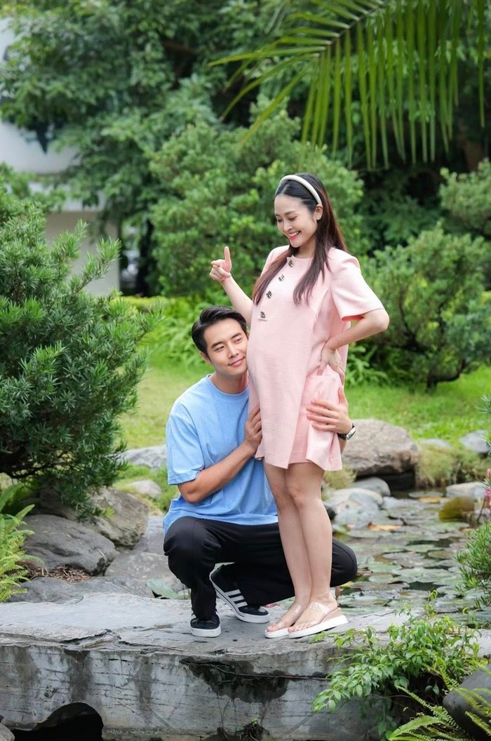 Diễn viên Phùng Đức Hiếu hạnh phúc báo tin con gái vừa chào đời. 