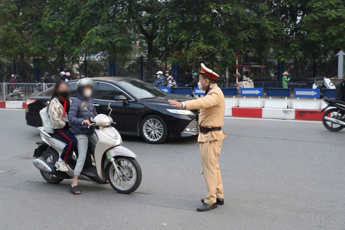 Nhiều trường hợp vi phạm được thông báo đến các tổ CSGT trên tuyến để dừng phương tiện, kiểm tra và xử lý theo quy định. Ảnh: Công an TP Hà Nội