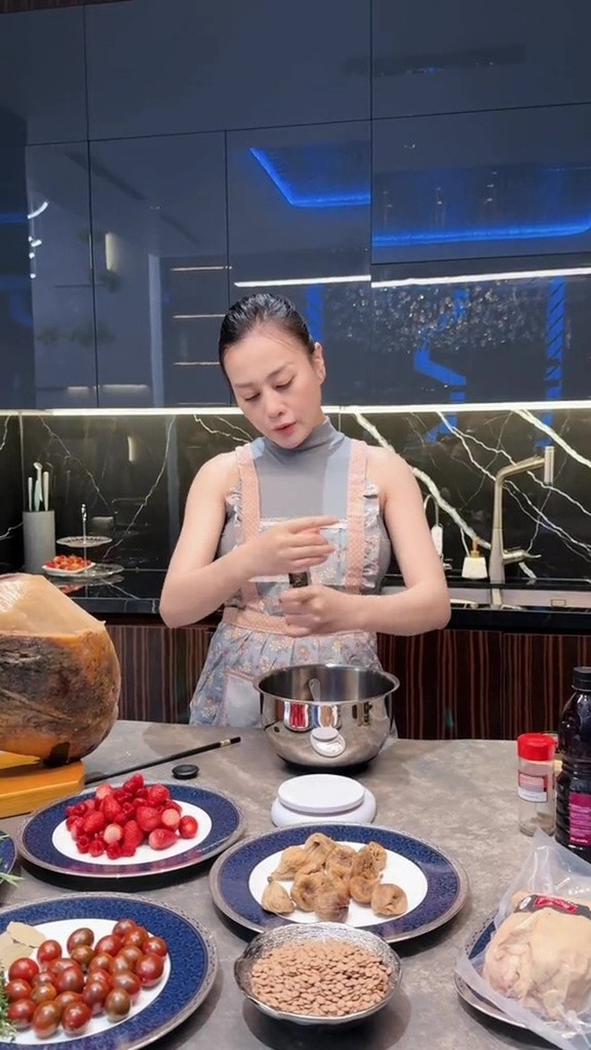 Những vlog nấu ăn đời thường của Phương Oanh cũng hút hàng triệu lượt xem, tương tác.