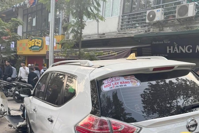 Phía sau chiếc ô tô có dán dòng chữ 'Vợ em mới lấy bằng, thi 9 lần mới đỗ'.