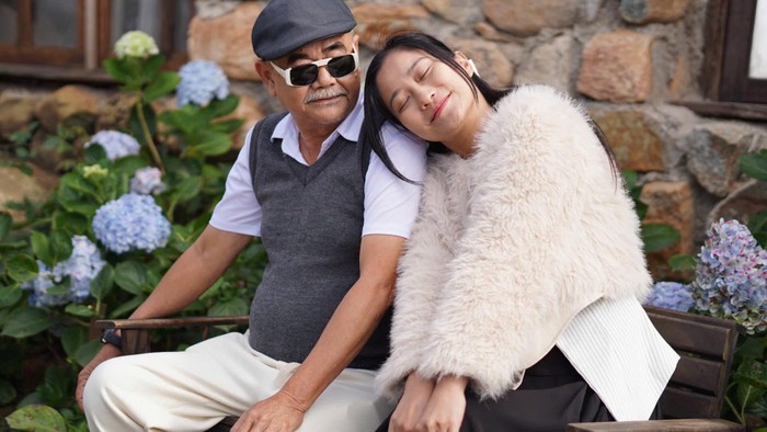 NSND Việt Anh bên người bạn đời hiện tại.