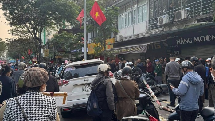 Chiếc xe ô tô gây tai nạn trên đường.