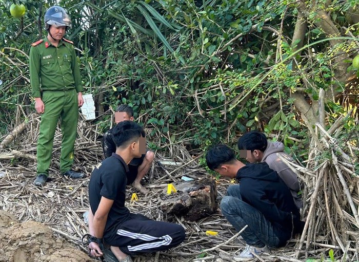 Lực lượng chức năng bắt quả tang hành vi đáng xấu hổ của 4 nam thanh niên. Ảnh: Công an TP Đà Nẵng